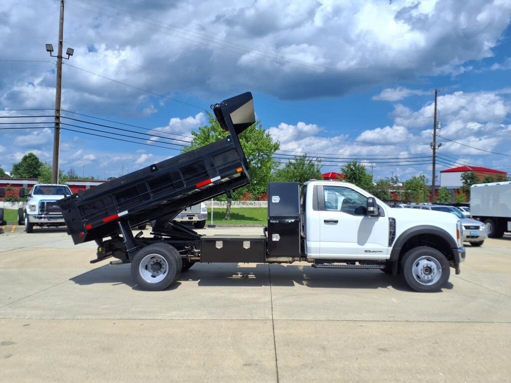 2025 Ford F-600 photo 2