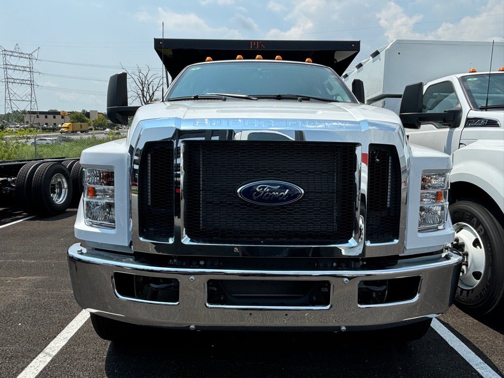 2025 Ford F-650 Base photo 4