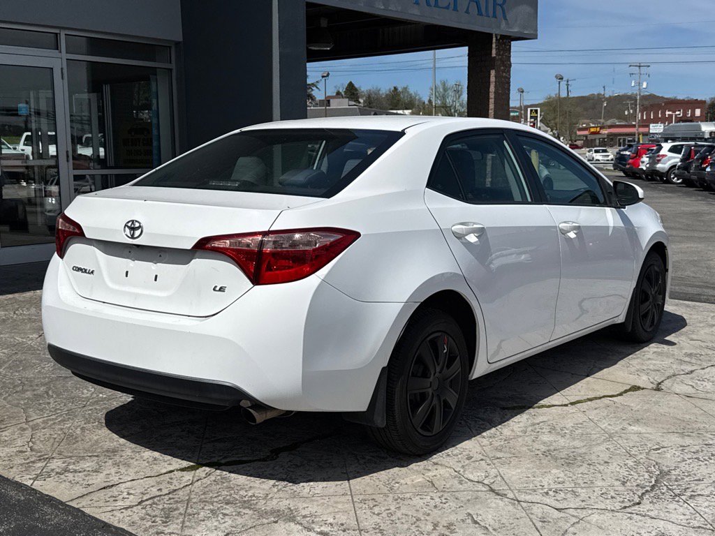 2017 Toyota Corolla LE photo 3