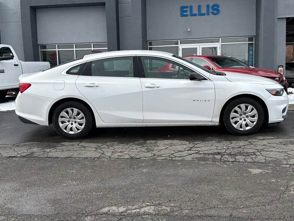 2016 Chevrolet Malibu L photo 2