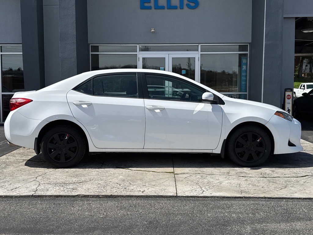 2017 Toyota Corolla LE photo 2