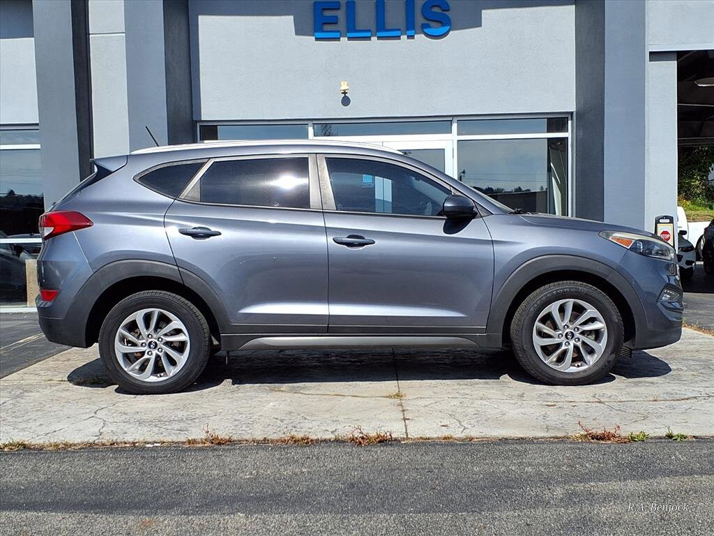 2016 Hyundai Tucson SE photo 2