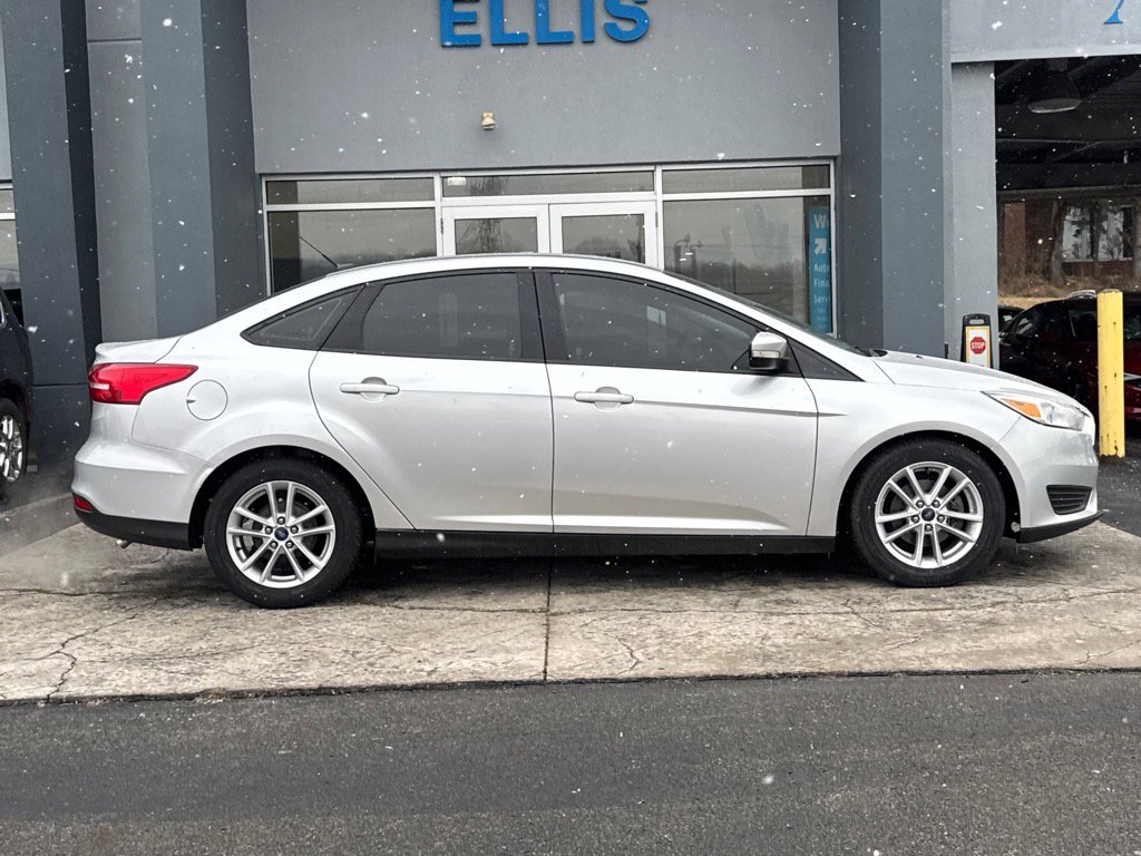 2018 Ford Focus SE photo 2