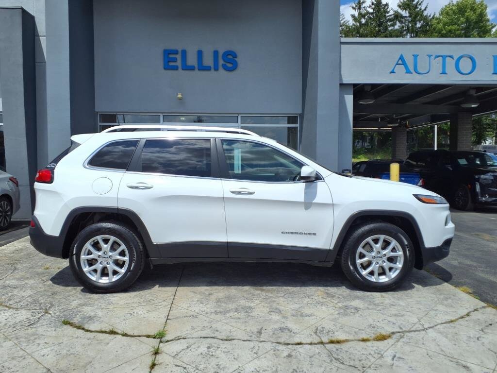 2017 Jeep Cherokee Latitude photo 2