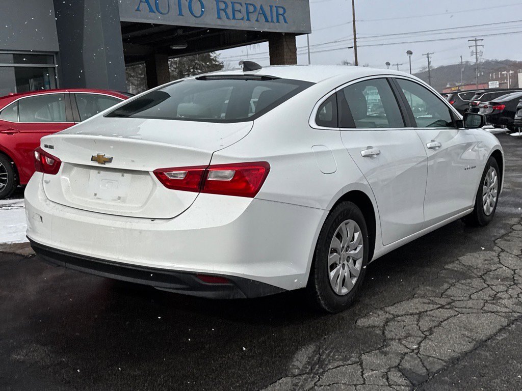 2016 Chevrolet Malibu L photo 3