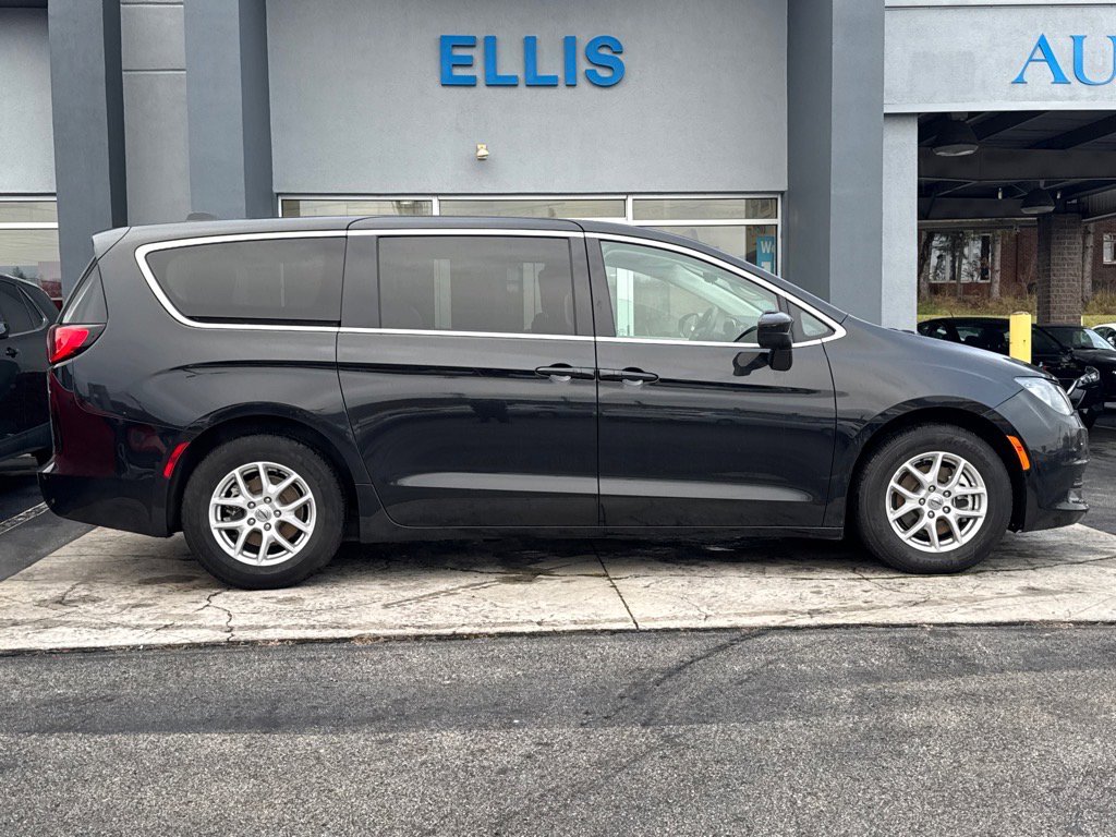 2023 Chrysler Voyager LX photo 2