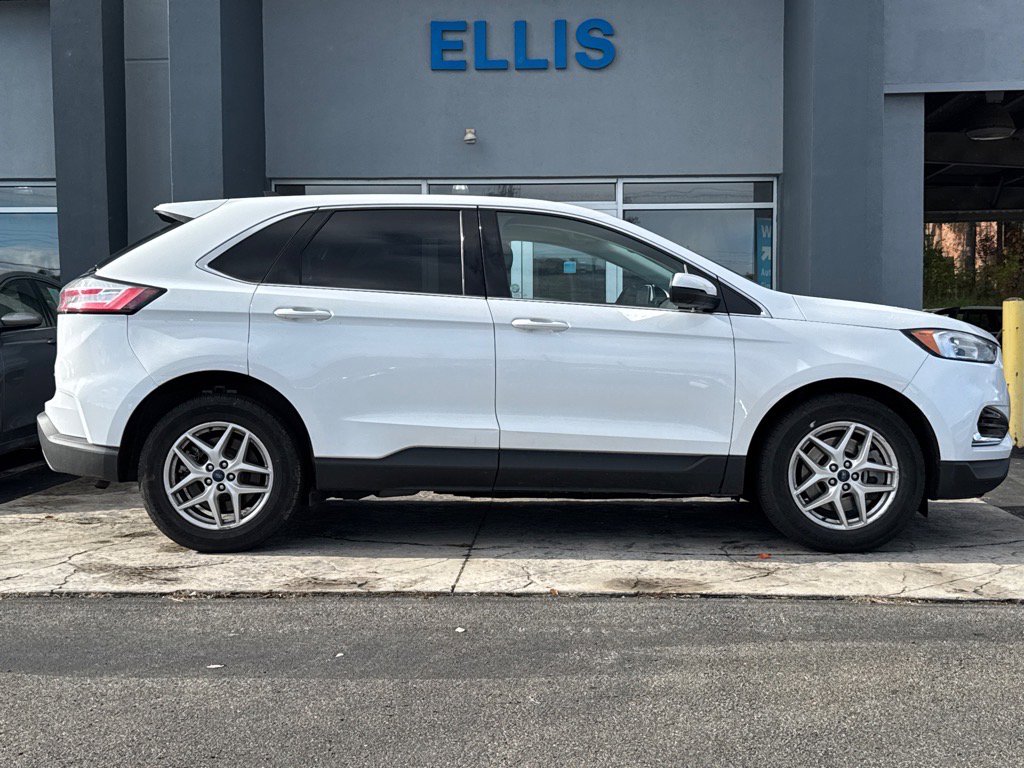 2022 Ford Edge SEL photo 2