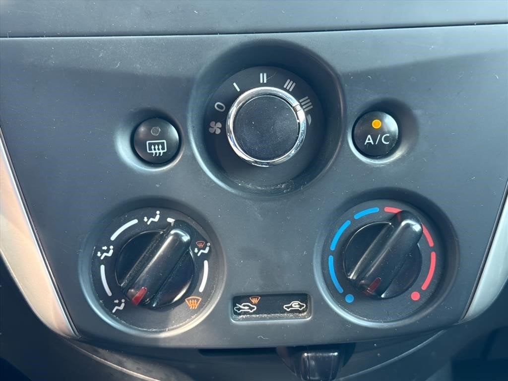 2016 Nissan Versa Sedan SV - Photo 11