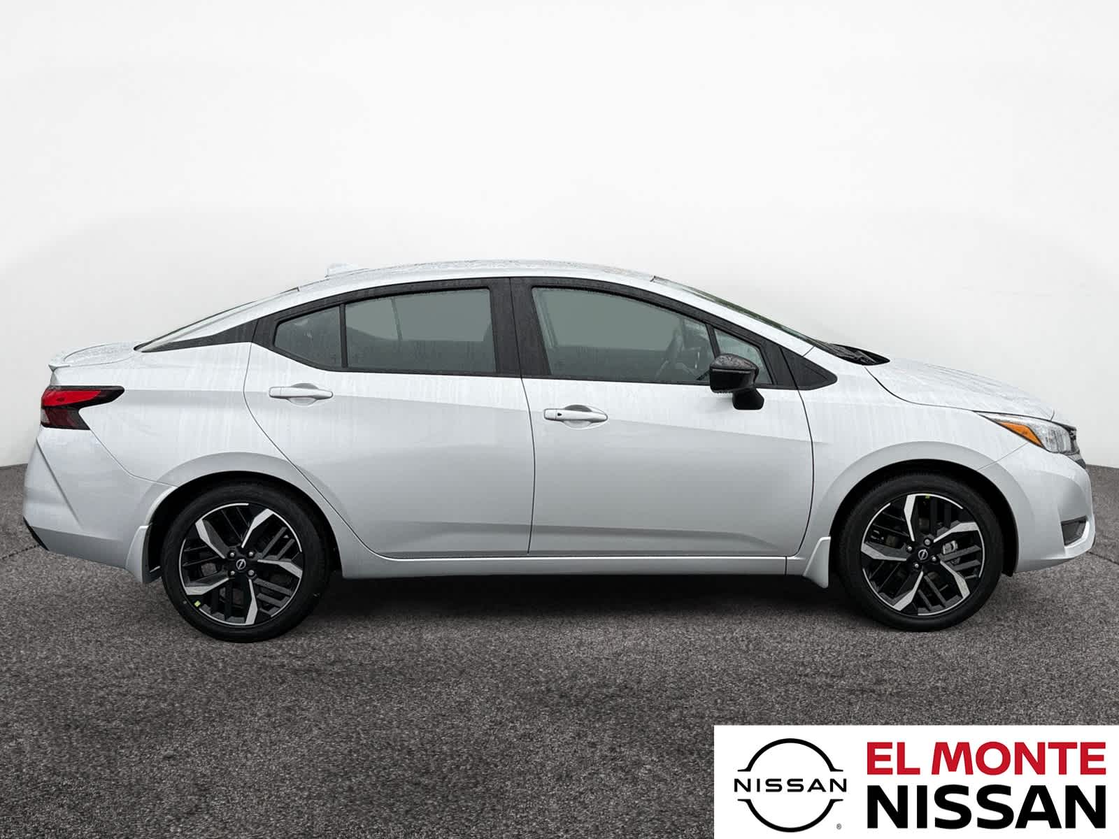 2025 Nissan Versa Sedan SR - Photo 6