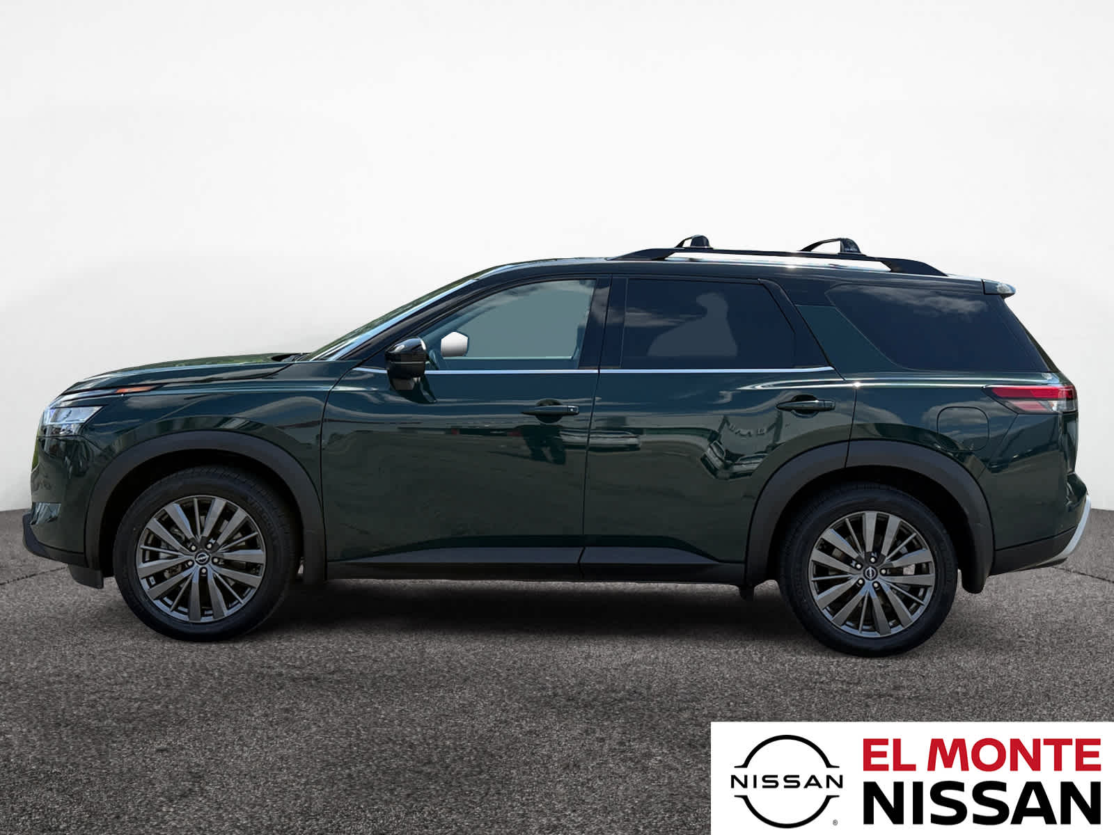 2022 Nissan Pathfinder SL photo 2