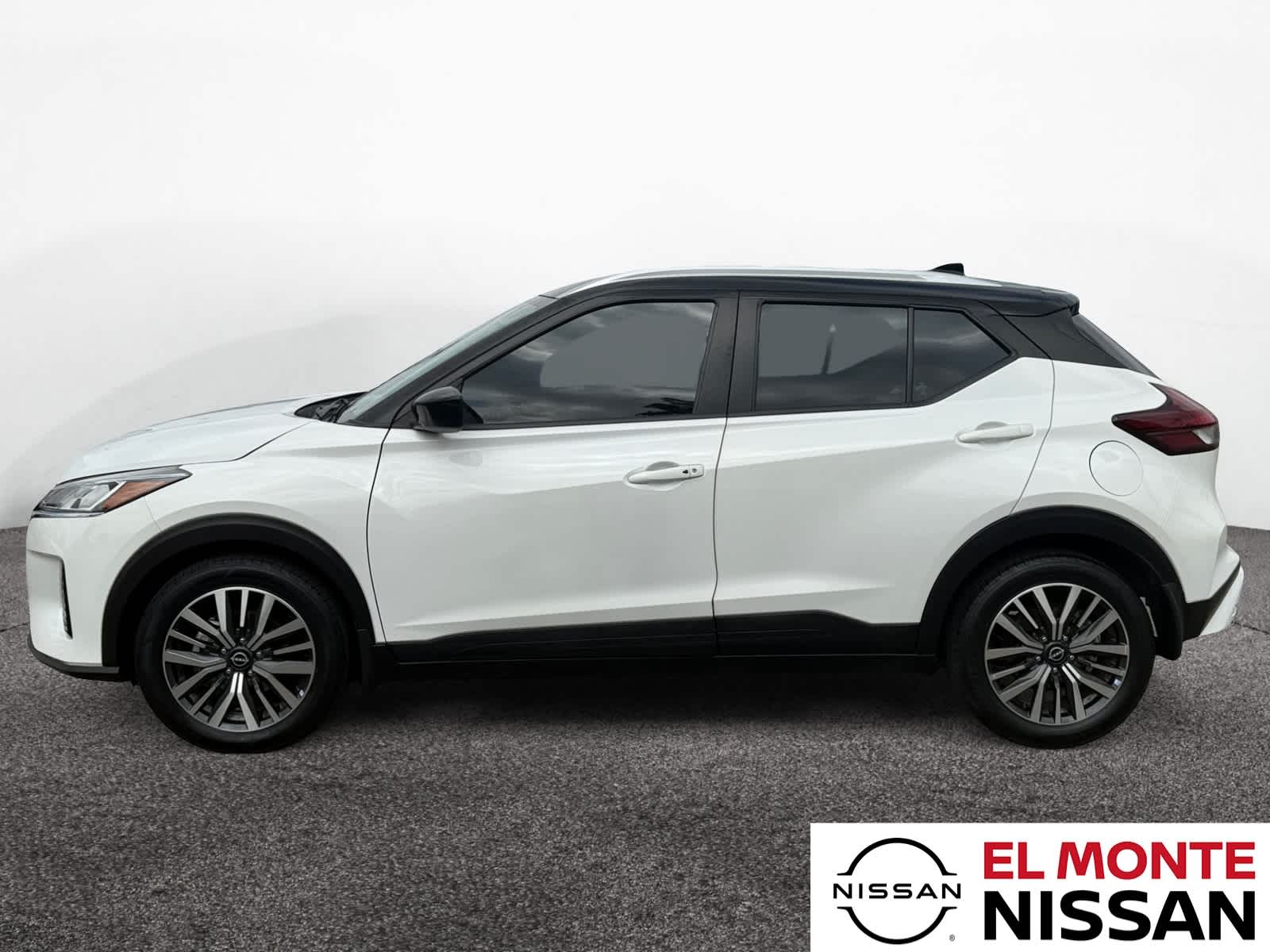 2023 Nissan Kicks SV photo 2