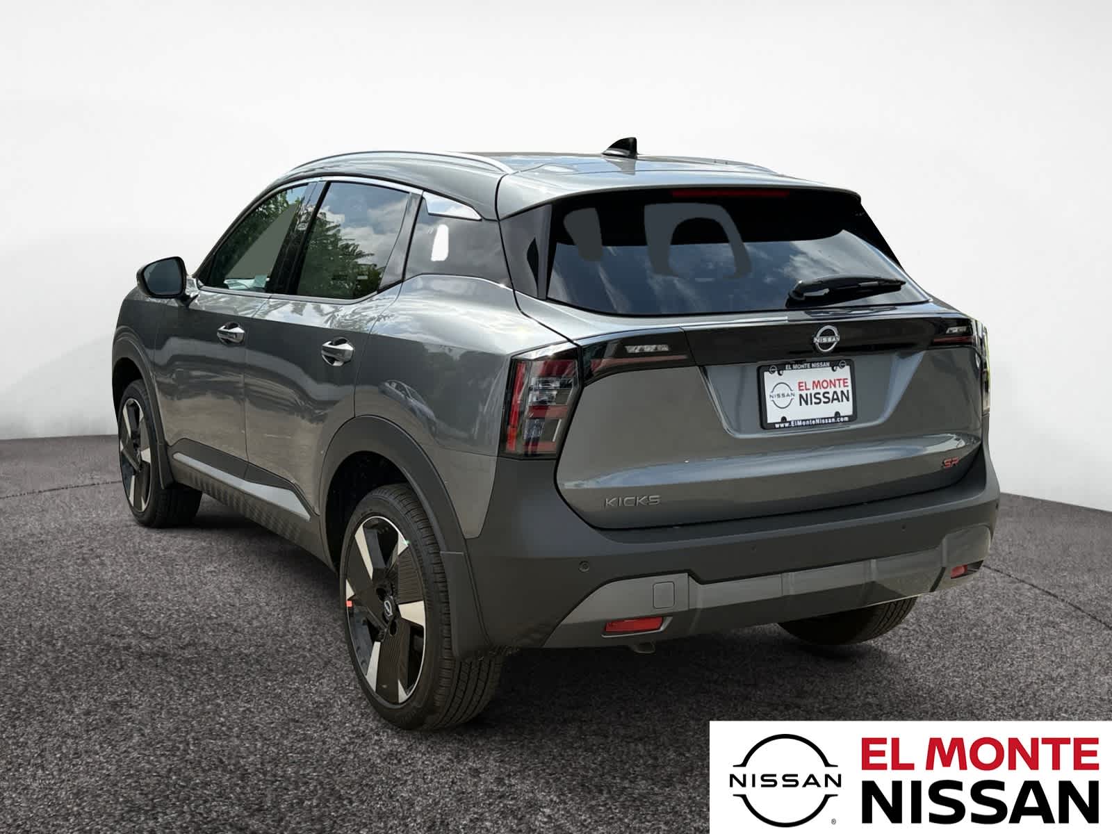 2026 Nissan Kicks SR photo 3