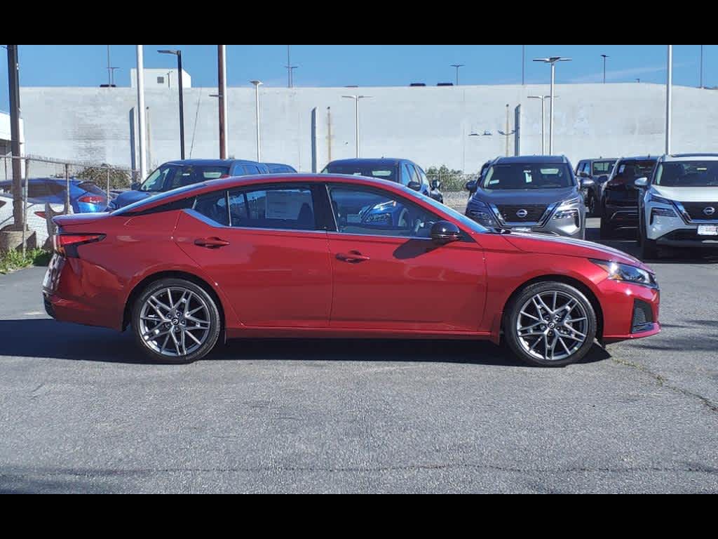 2024 Nissan Altima SR photo 3