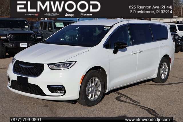 2026 Chrysler Pacifica Select's photo