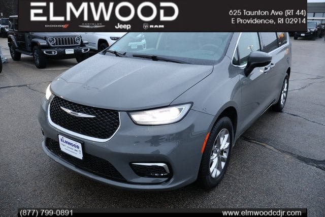 2023 Chrysler Pacifica Touring L's photo