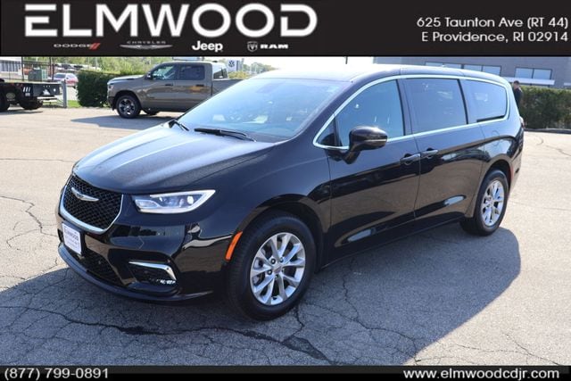 2025 Chrysler Pacifica Select AWD's photo
