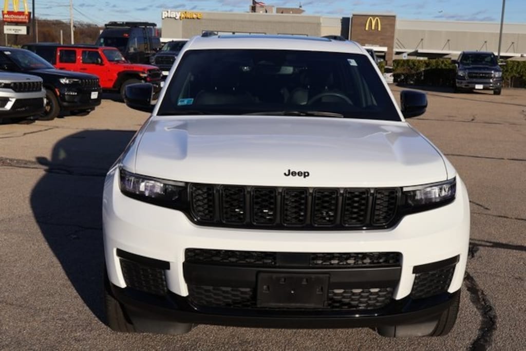 Used 2023 Jeep Grand Cherokee Altitude SUV