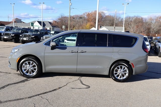 2023 Chrysler Pacifica Touring L photo 3