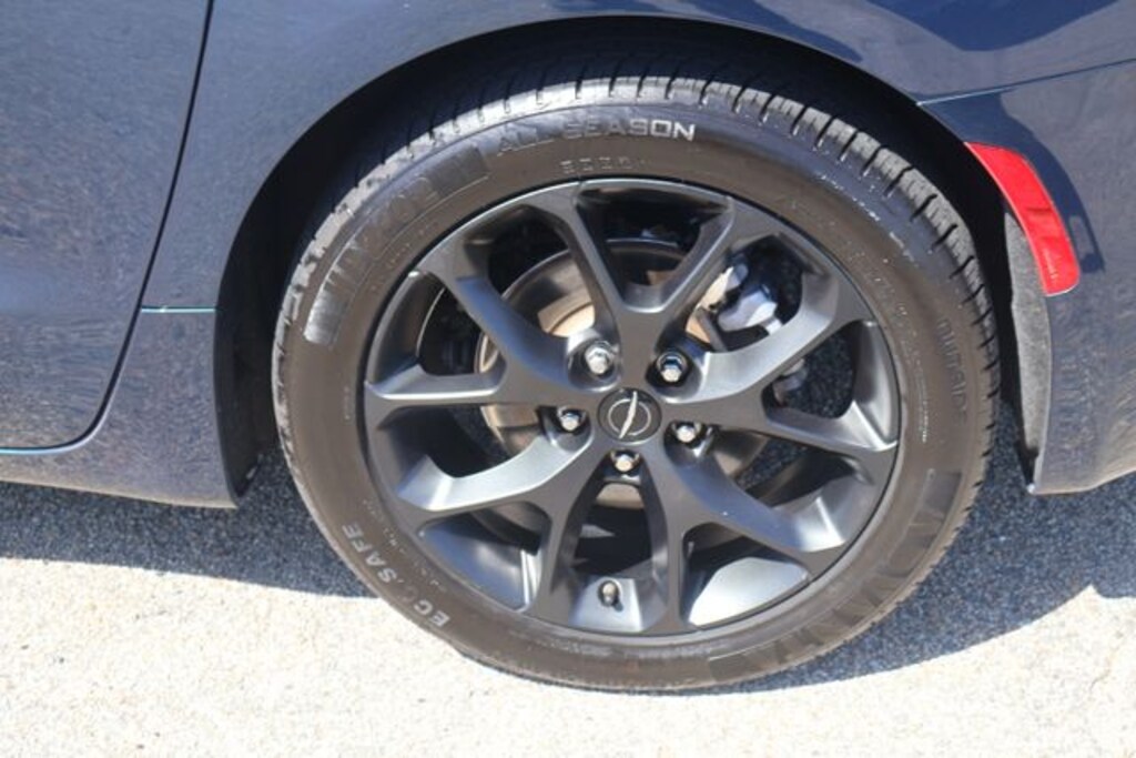 Used 2025 Chrysler Pacifica Limited Van Passenger Van
