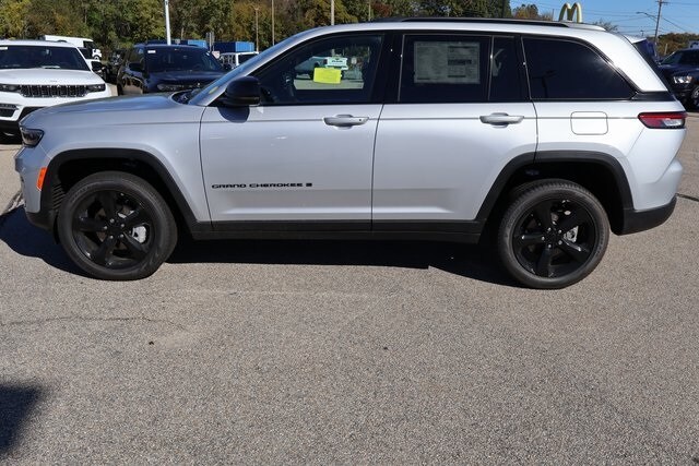 2025 Jeep Grand Cherokee Limited photo 2