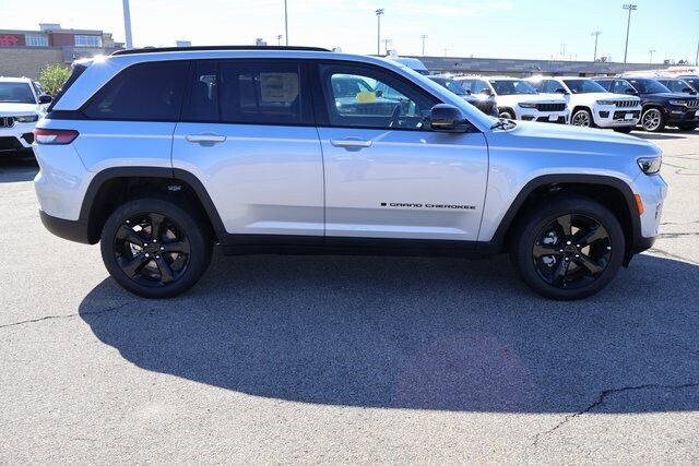 2025 Jeep Grand Cherokee Limited photo 3