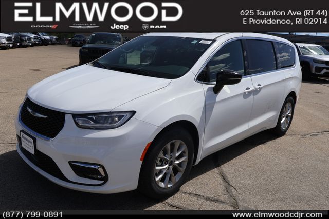2026 Chrysler Pacifica Limited's photo