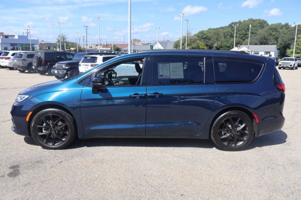 Used 2025 Chrysler Pacifica Limited Van Passenger Van