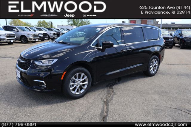 2026 Chrysler Pacifica Select AWD's photo
