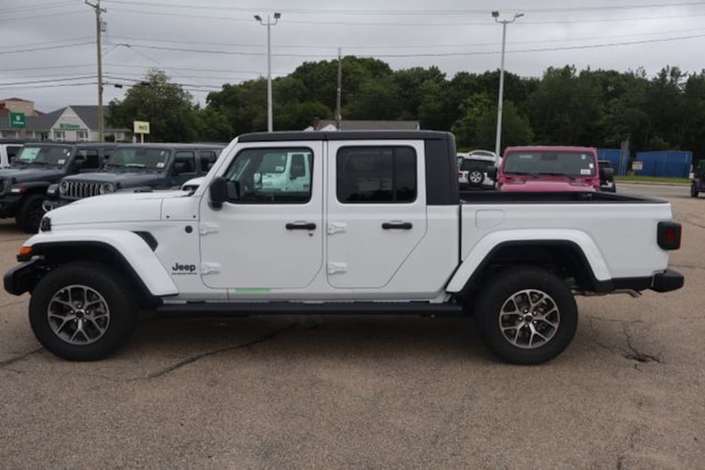 New 2026 Jeep Gladiator SPORT S 4X4 Pickup