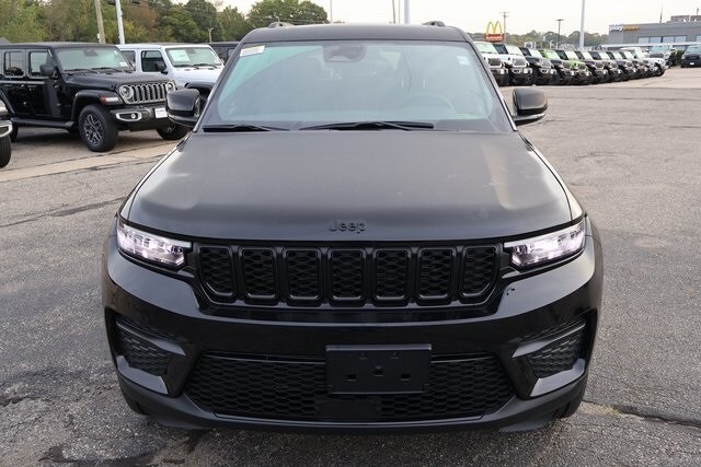 2025 Jeep Grand Cherokee Laredo Altitude photo 2
