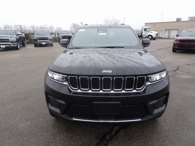 2025 Jeep Grand Cherokee Laredo photo 2