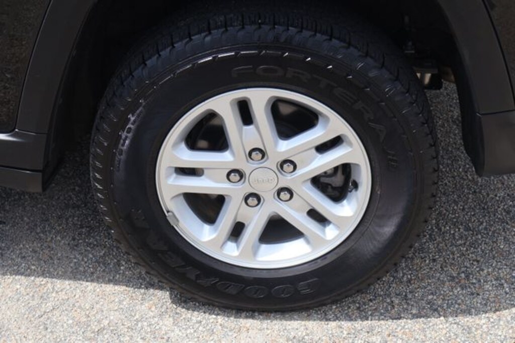 Used 2025 Jeep Grand Cherokee Laredo SUV