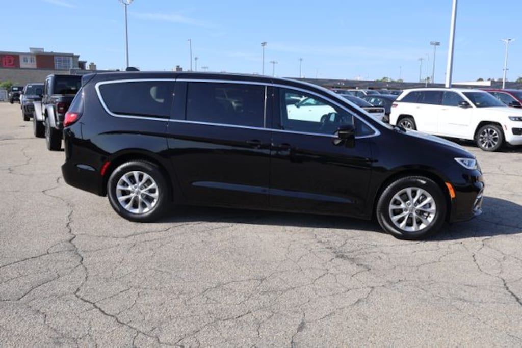 Used 2025 Chrysler Pacifica Select Van Passenger Van