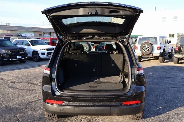 2025 Jeep Grand Cherokee Limited photo 2