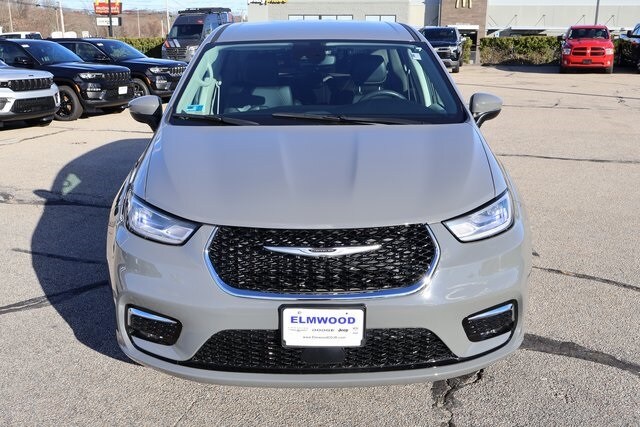 2023 Chrysler Pacifica Touring L photo 2