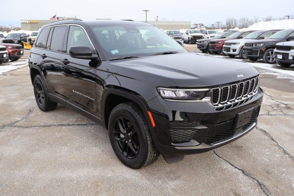 Used 2024 Jeep Grand Cherokee Laredo SUV