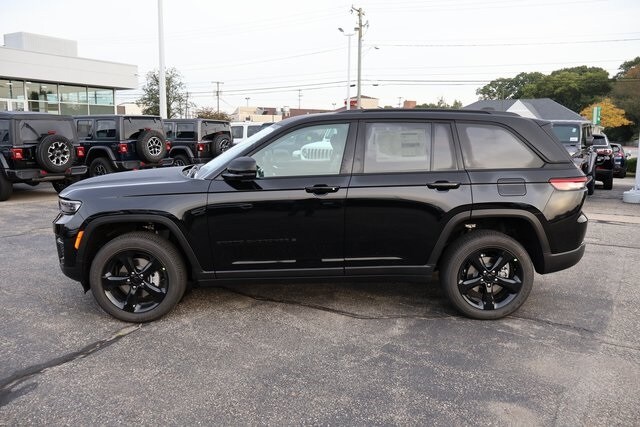 2025 Jeep Grand Cherokee Laredo Altitude photo 3