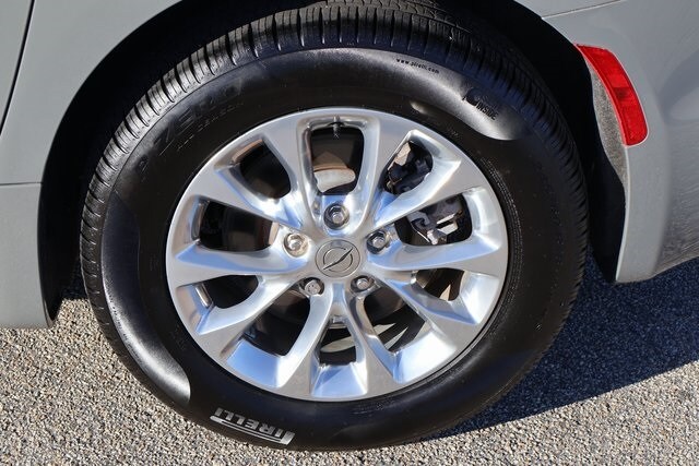 2023 Chrysler Pacifica Touring L photo 4