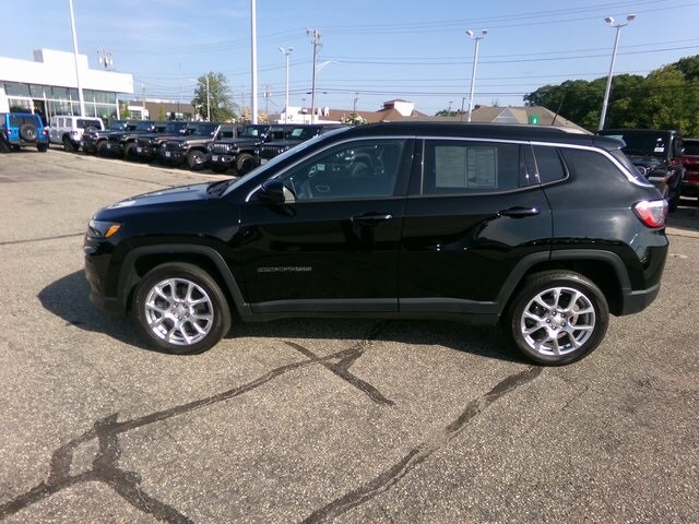 2023 Jeep Compass Latitude Lux photo 2
