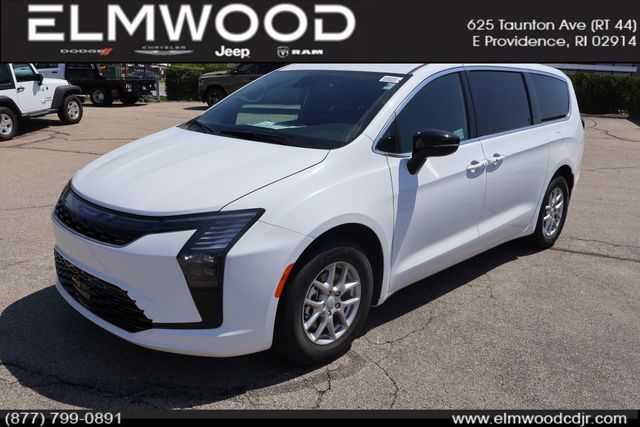 2027 Chrysler Pacifica Select's photo