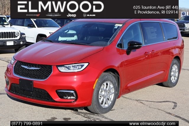 2026 Chrysler Pacifica Select's photo