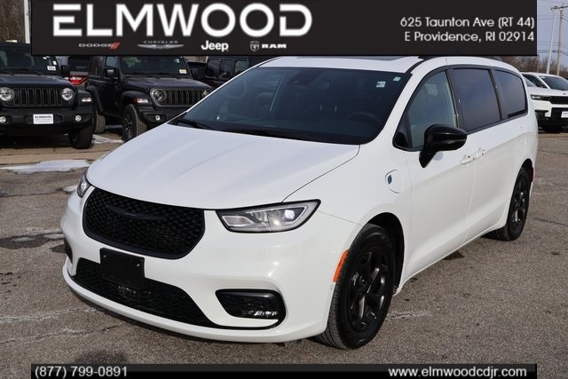 2024 Chrysler Pacifica PHEV Select's photo