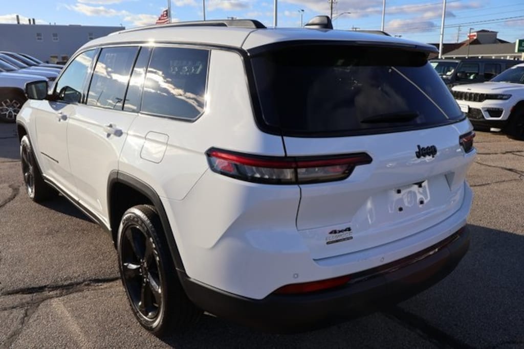 Used 2023 Jeep Grand Cherokee Altitude SUV