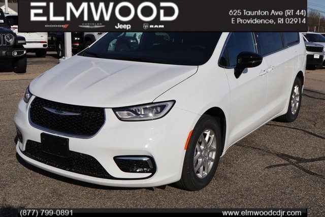 2026 Chrysler Pacifica Select's photo