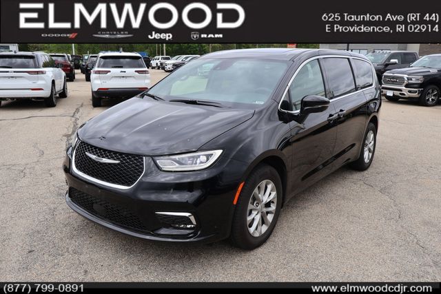 2025 Chrysler Pacifica Select AWD's photo