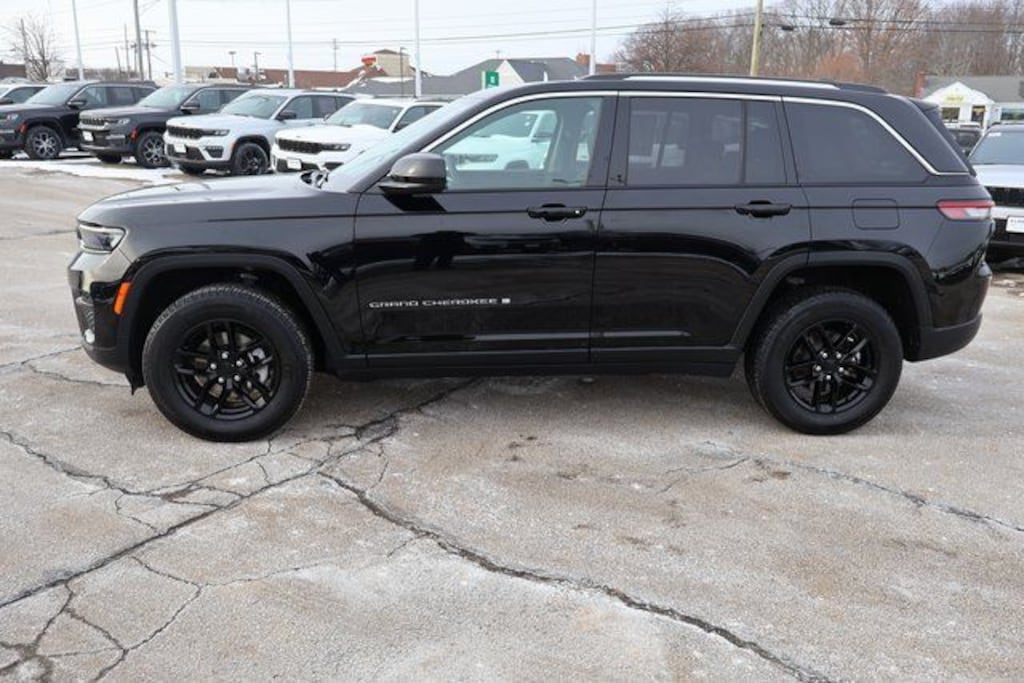 Used 2024 Jeep Grand Cherokee Laredo SUV