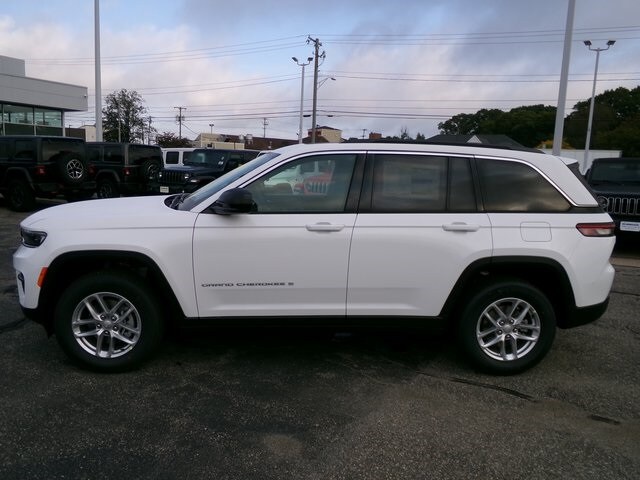 2025 Jeep Grand Cherokee Laredo Altitude photo 3