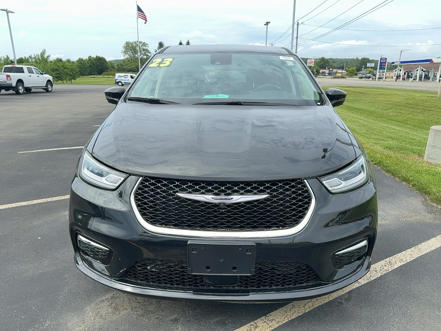 2023 Chrysler Pacifica Hybrid Touring L photo 2