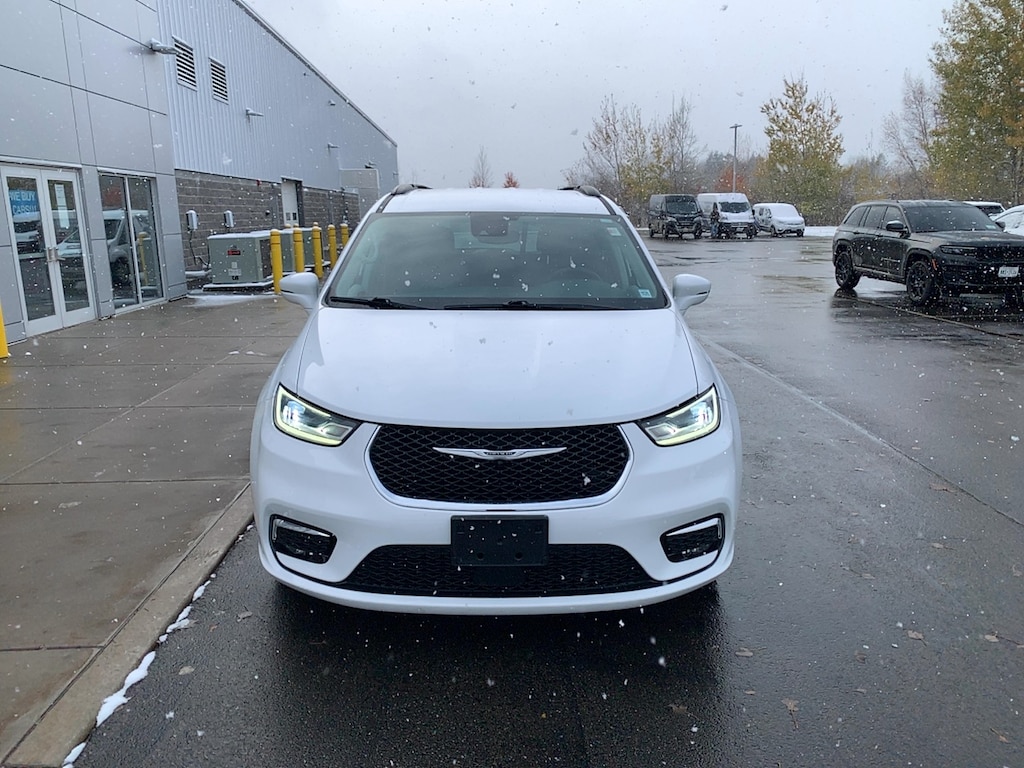 Used 2022 Chrysler Pacifica Touring L Van Passenger Van