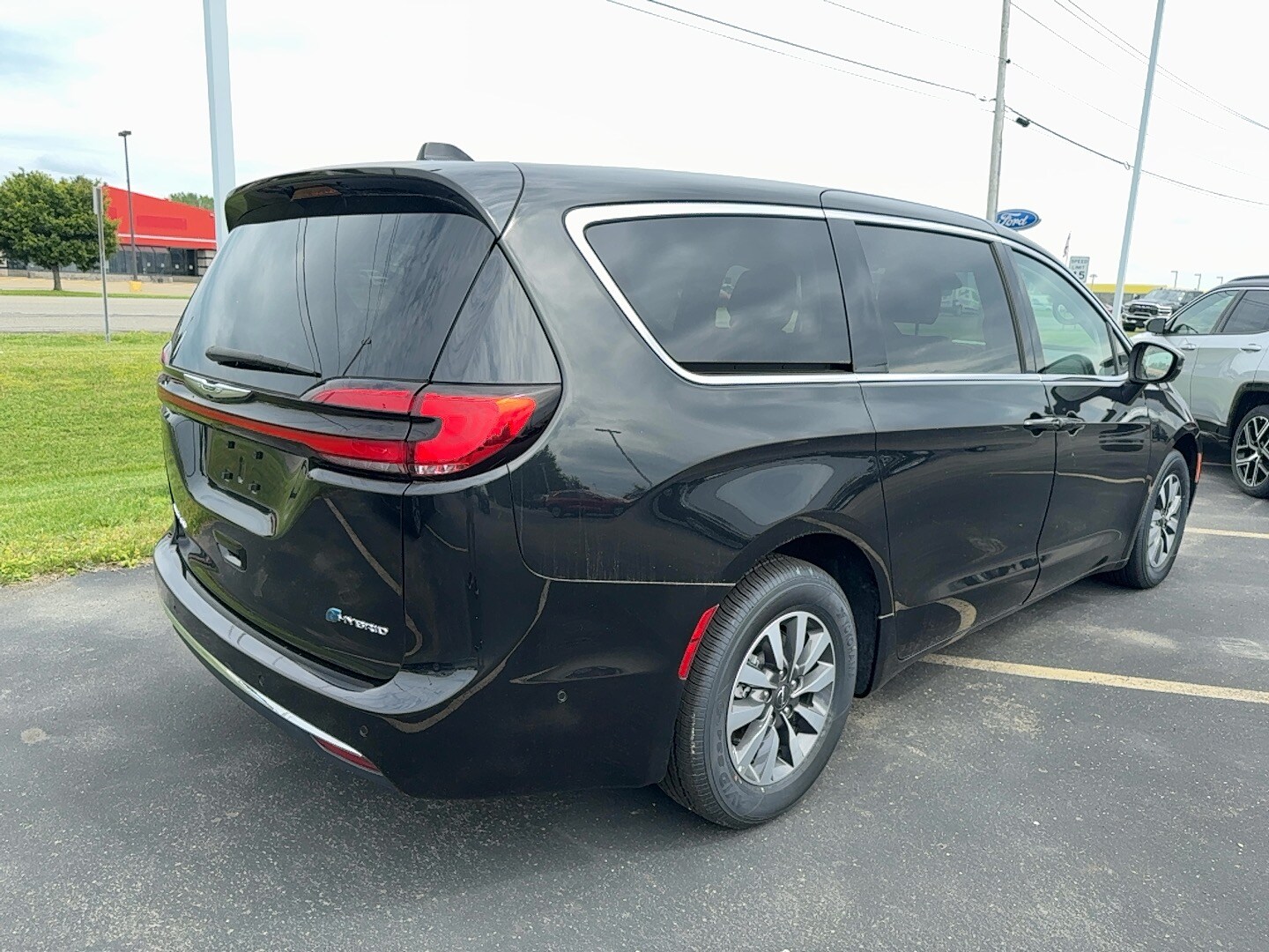 2023 Chrysler Pacifica Hybrid Touring L photo 3